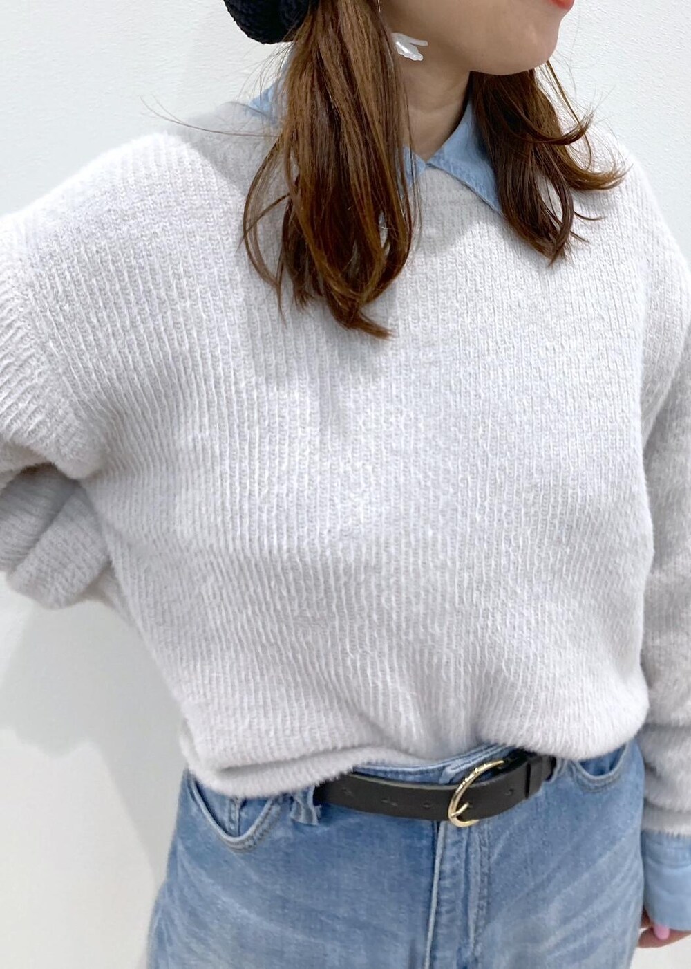 ブルー系のシャツ/ブラウス、ブラック系のパンプス、ブルー系のデニムパンツを着用したレディースの冬コーディネートの3枚目の写真