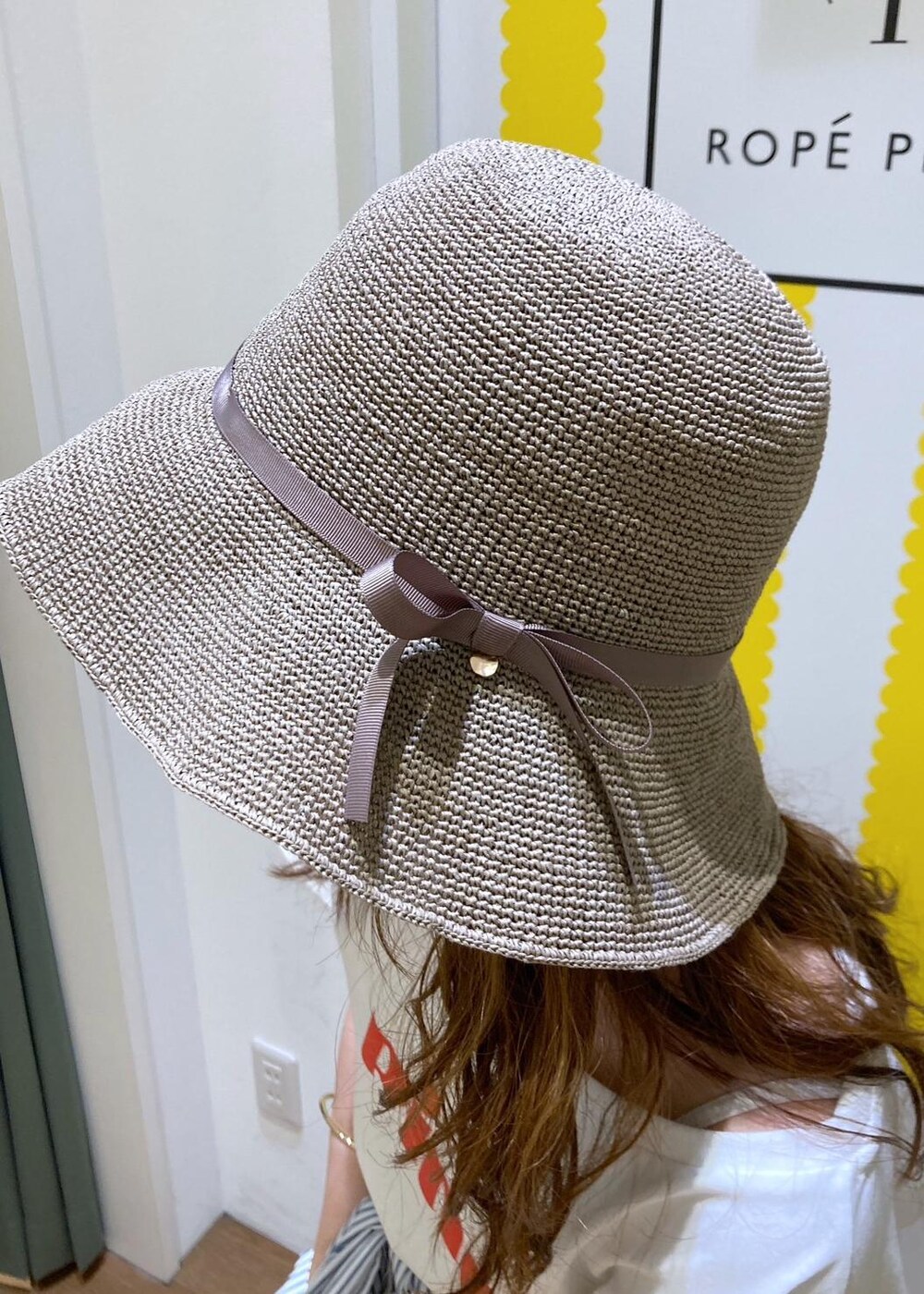 ブラック系のサンダル、ホワイト系のショルダーバッグ、ブルー系のシャツワンピースを着用したレディースの春コーディネートの7枚目の写真