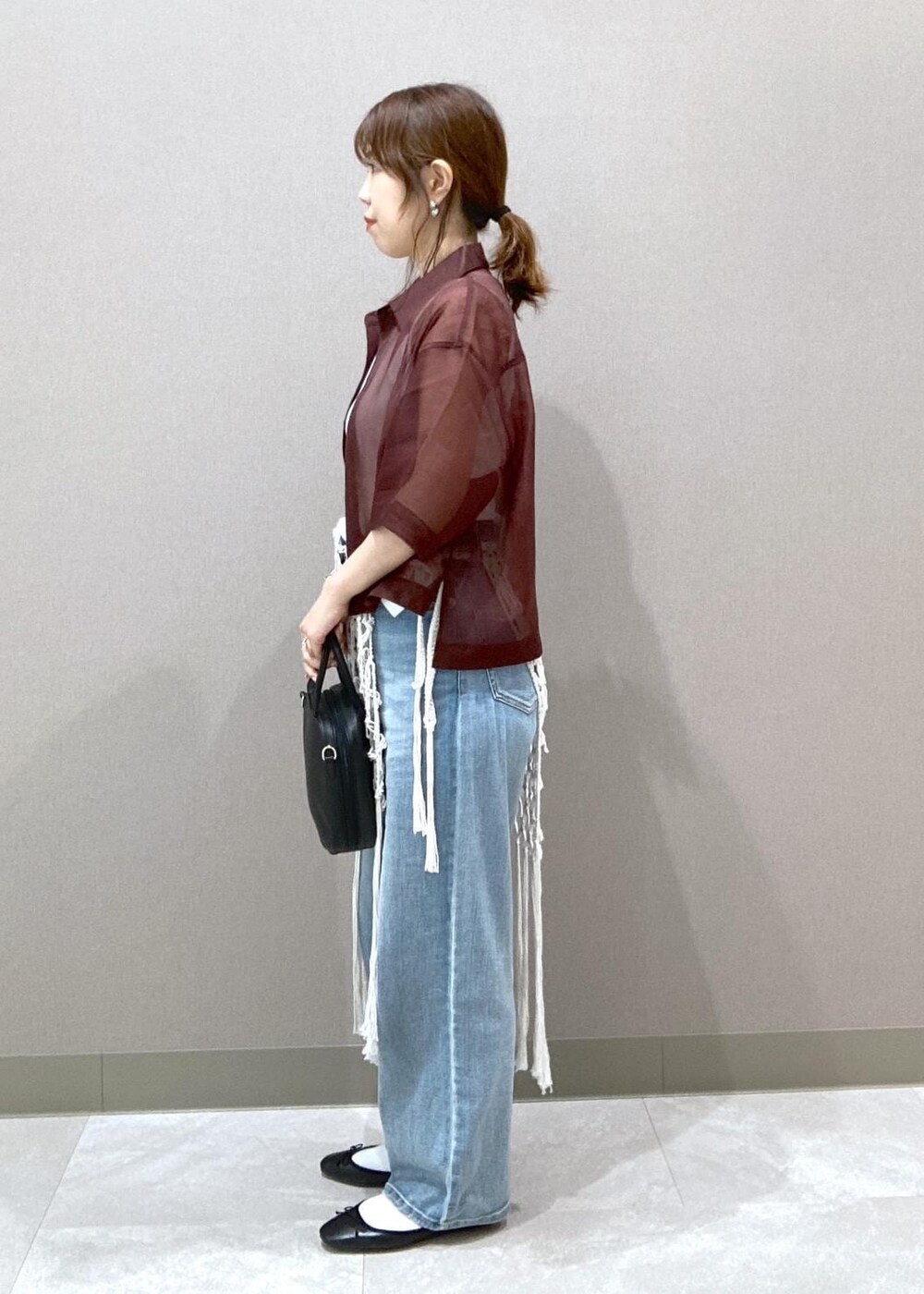 ホワイト系のスカート、ホワイト系のタンクトップ、ブラウン系のシャツ/ブラウスを着用したレディースの夏コーディネートの2枚目の写真