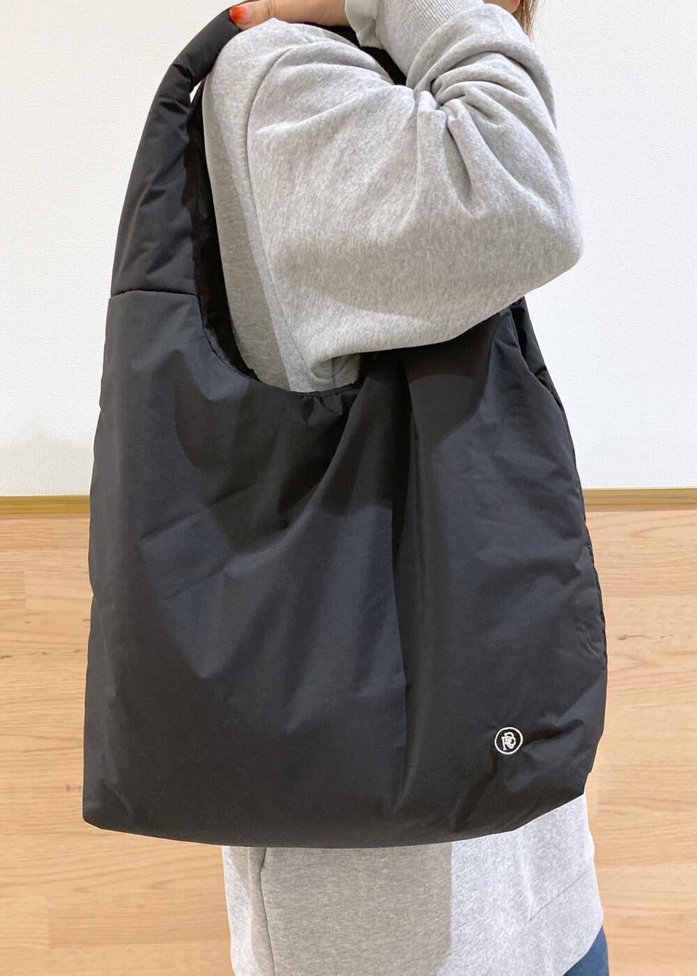 ホワイト系のTシャツ/カットソー、ブルー系のデニムパンツ、グレー系のワンピースを着用したレディースの秋コーディネートの10枚目の写真