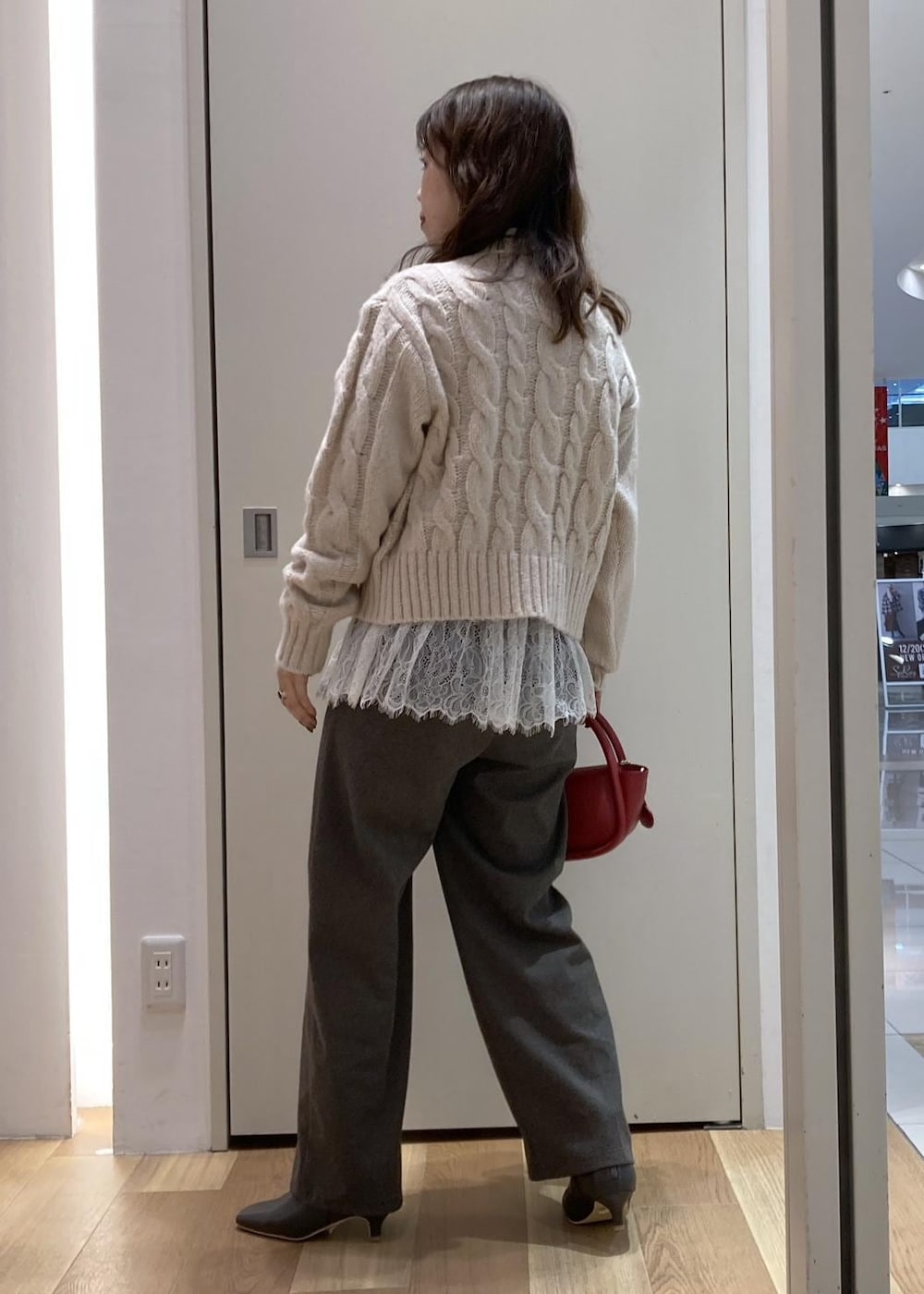 ホワイト系のニット/セーター、グレー系のブーツ、ブラウン系のその他パンツを着用したレディースの冬コーディネートの3枚目の写真