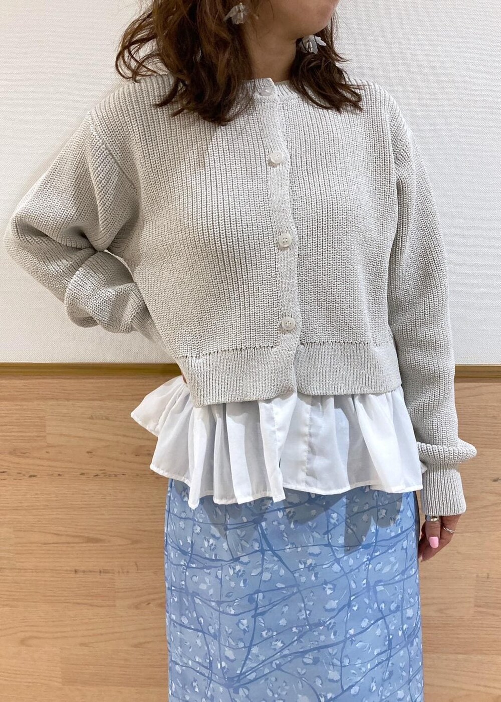 ベージュ系のボストンバッグ、シルバー系のバレエシューズ、グレー系のカーディガン/ボレロを着用したレディースの冬コーディネートの3枚目の写真