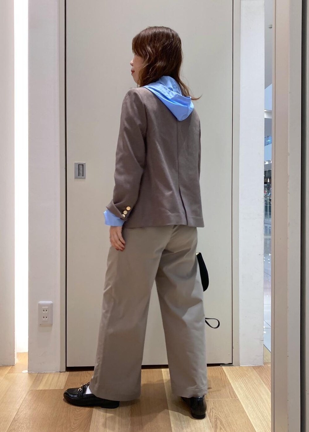 ベージュ系のテーラードジャケット、ベージュ系のその他パンツ、ブラック系のローファーを着用したレディースの秋コーディネートの3枚目の写真