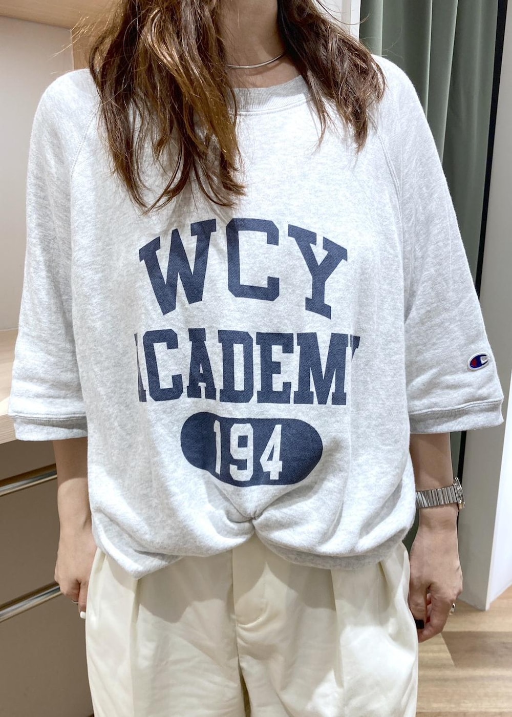 グレー系のTシャツ/カットソー、ホワイト系のチノパンツ、ブルー系のトートバッグを着用したレディースの春コーディネートの4枚目の写真