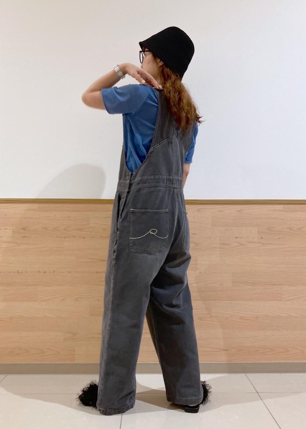 ブラック系のサンダル、ブラック系のサロペット/オーバーオール、ブルー系のTシャツ/カットソーを着用したレディースの夏コーディネートの5枚目の写真