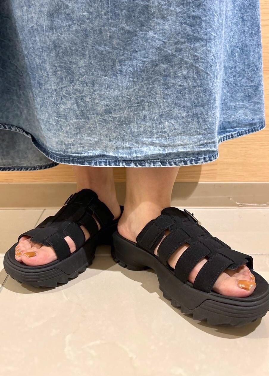 ブラック系のサンダル、シルバー系のショルダーバッグ、ホワイト系のTシャツ/カットソーを着用したレディースの夏コーディネートの10枚目の写真