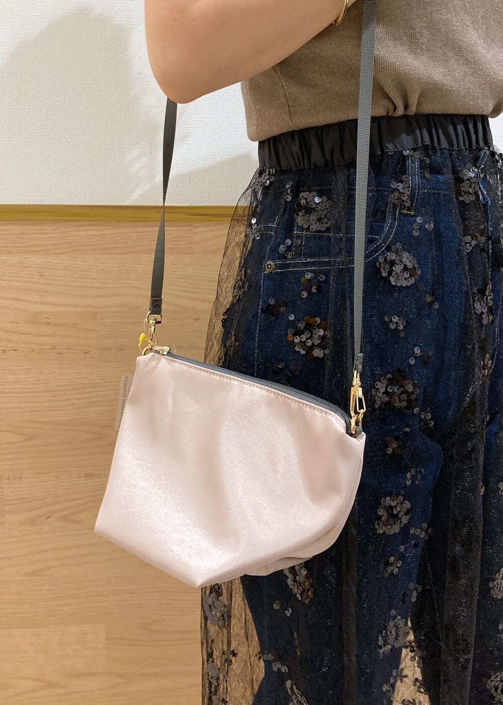 ブルー系のデニムパンツ、ブラック系のサンダル、ブラック系のスカートを着用したレディースの夏コーディネートの9枚目の写真