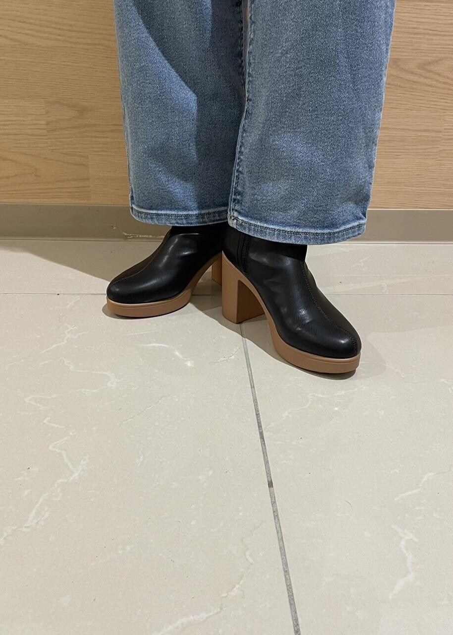 レッド系のシャツ/ブラウス、レッド系のニット/セーター、ブラック系のブーツを着用したレディースの秋コーディネートの5枚目の写真