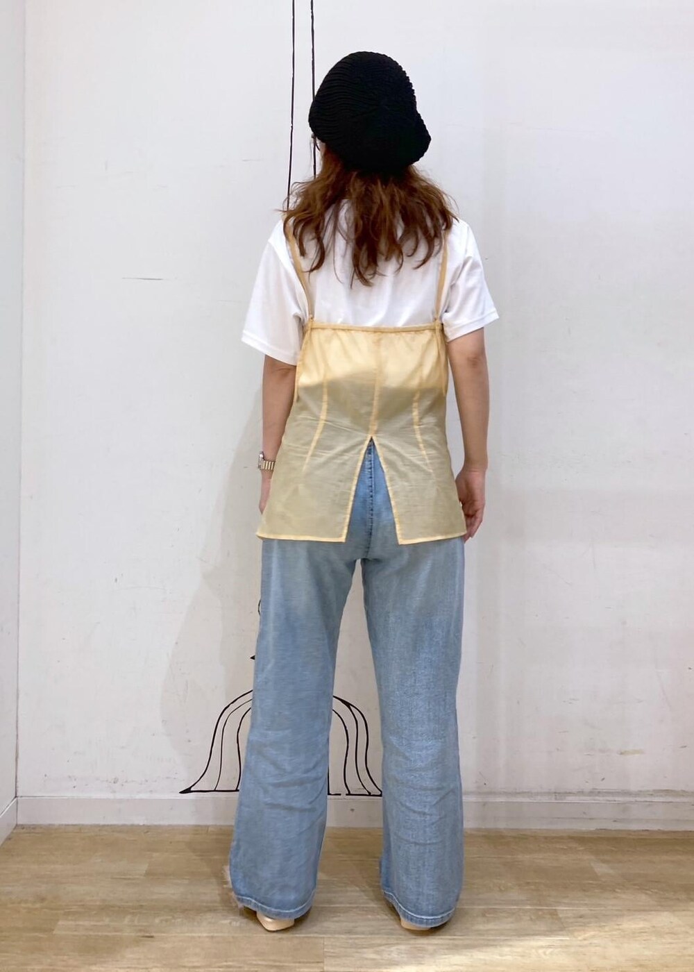 ホワイト系のTシャツ/カットソー、ベージュ系のサンダル、オレンジ系のベストを着用したレディースの夏コーディネートの3枚目の写真