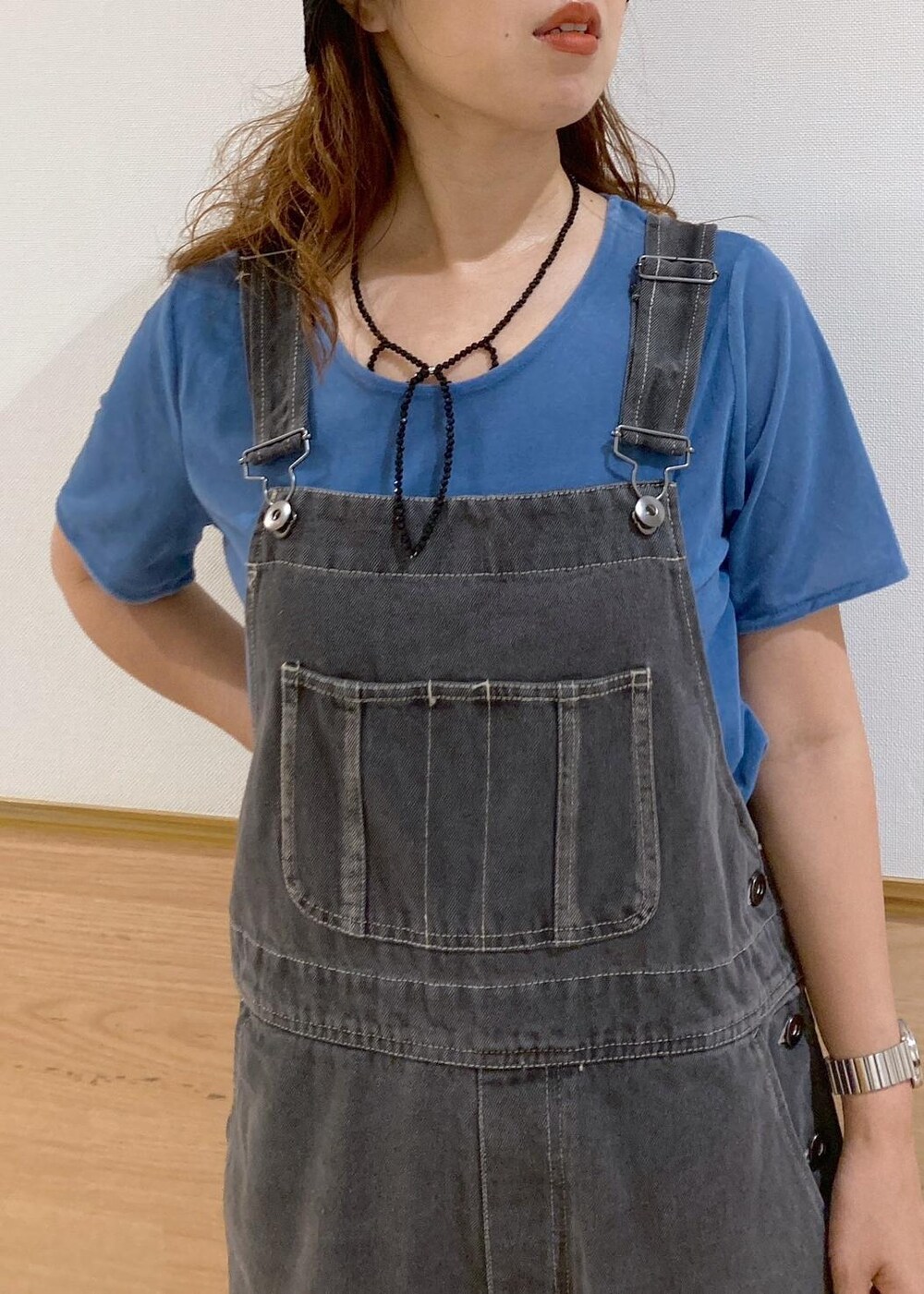 ブラック系のサンダル、ブラック系のサロペット/オーバーオール、ブルー系のTシャツ/カットソーを着用したレディースの夏コーディネートの3枚目の写真