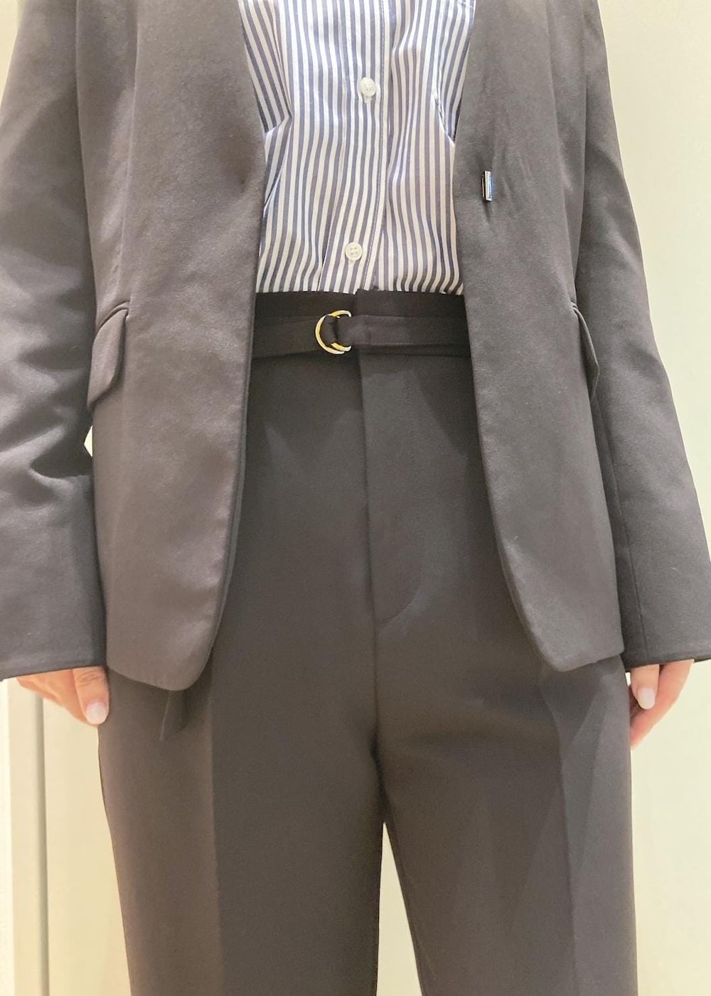 ブルー系のシャツ/ブラウス、ブラック系のショルダーバッグ、ブラック系のローファーを着用したレディースの冬コーディネートの5枚目の写真