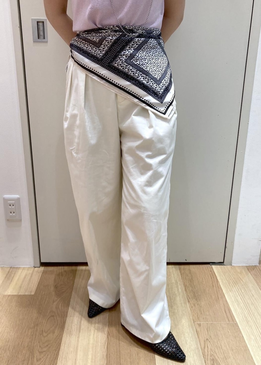 ホワイト系のチノパンツ、ブラック系のパンプス、ブラック系のショルダーバッグを着用したレディースの夏コーディネートの6枚目の写真