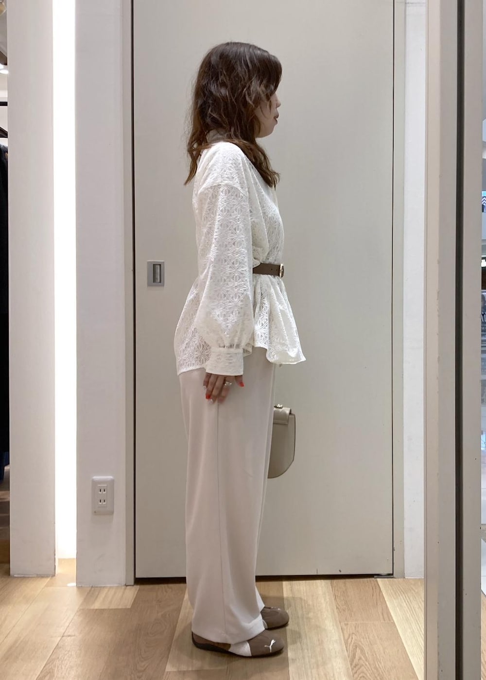 ベージュ系のショルダーバッグ、ベージュ系のその他パンツ、ホワイト系のシャツ/ブラウスを着用したレディースの春コーディネートの2枚目の写真