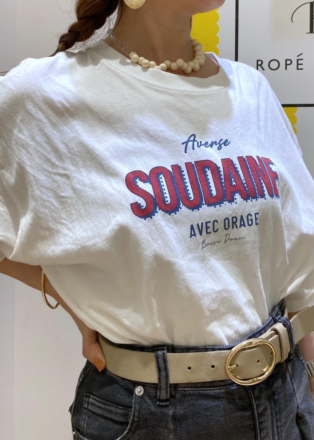 ホワイト系のサンダル、ゴールド系のショルダーバッグ、ブラック系のデニムパンツを着用したレディースの夏コーディネートの6枚目の写真