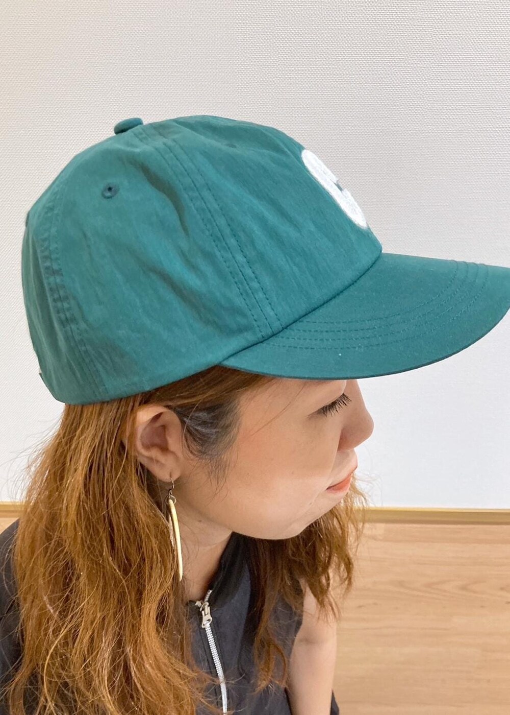 シルバー系のサンダル、ブラック系のワンピース、シルバー系のトートバッグを着用したレディースの夏コーディネートの7枚目の写真