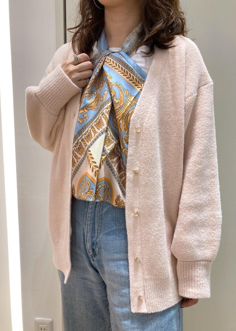 ピンク系のカーディガン/ボレロ、ホワイト系のTシャツ/カットソー、ブラウン系のブーツを着用したレディースの秋コーディネートの4枚目の写真