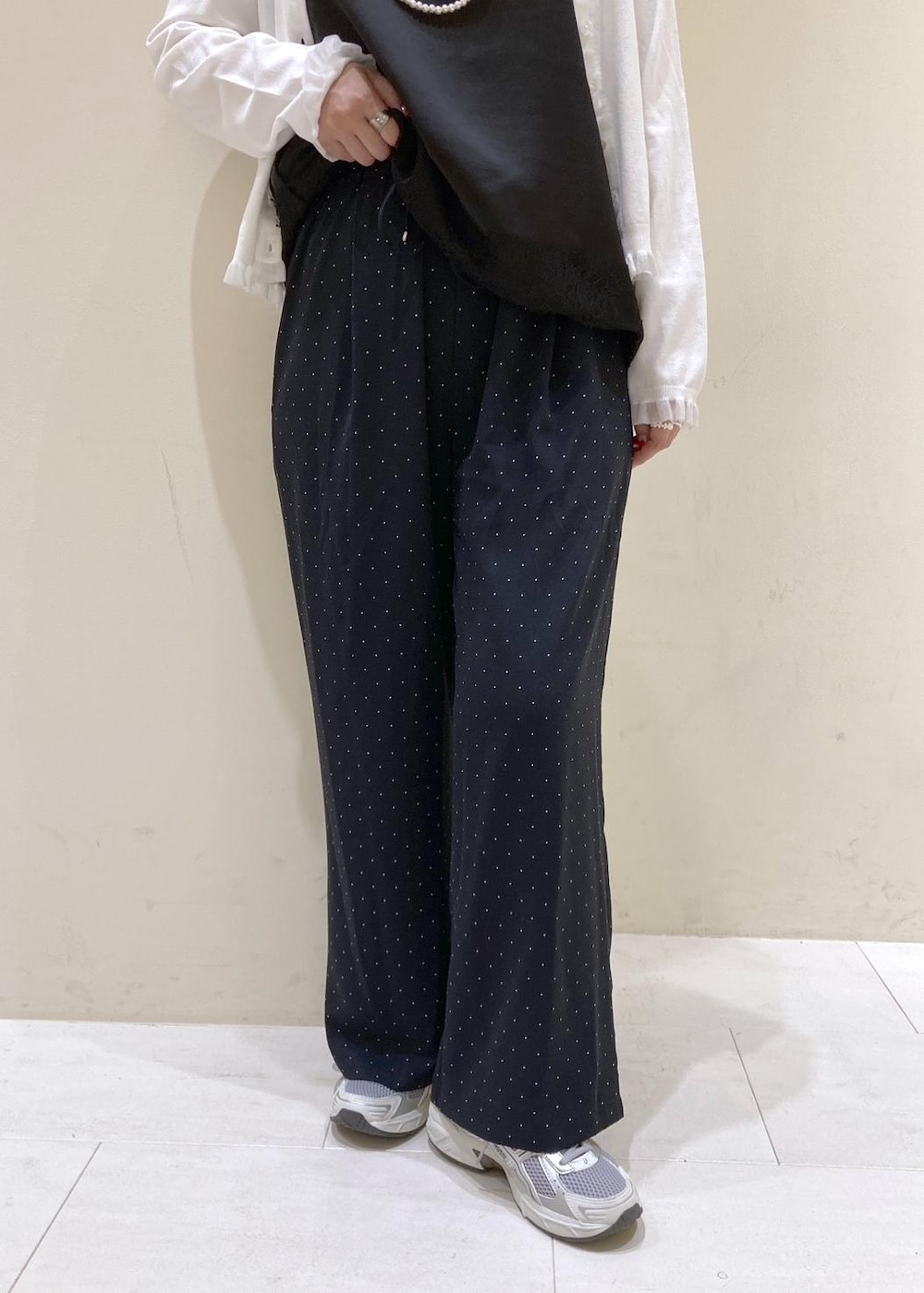 ブルー系のその他パンツ、ブラック系のキャミソール、ベージュ系のトートバッグを着用したレディースの夏コーディネートの6枚目の写真
