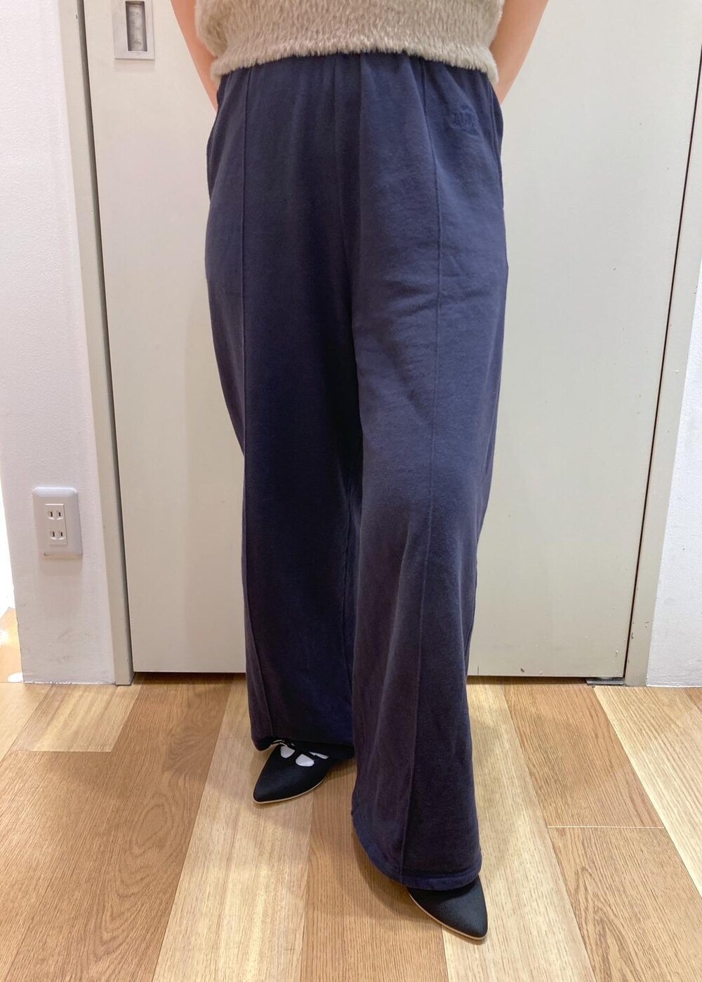 ブルー系のその他パンツ、ベージュ系のベスト、ブラック系のパンプスを着用したレディースの秋コーディネートの6枚目の写真