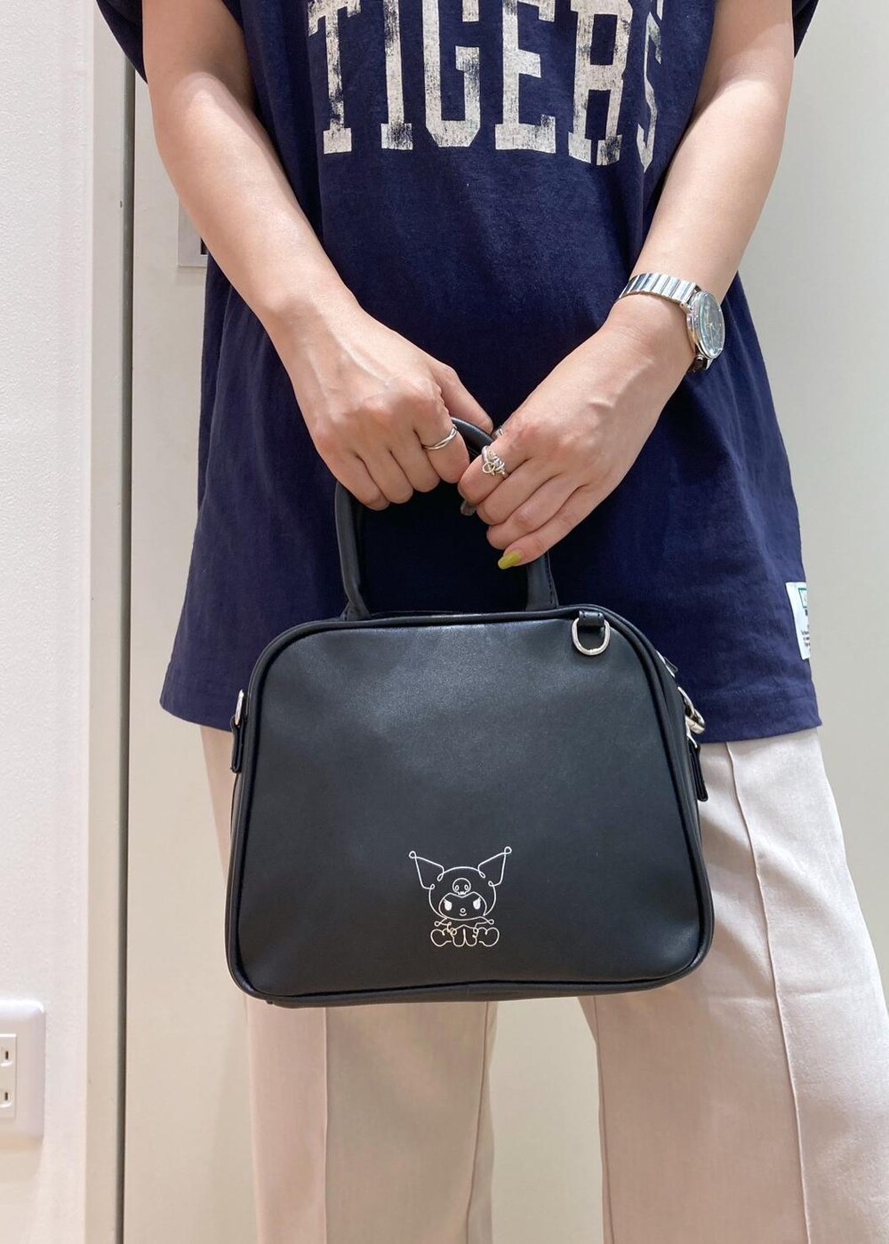 ベージュ系のその他パンツ、ブラック系のサンダル、ブラック系のショルダーバッグを着用したレディースの夏コーディネートの8枚目の写真