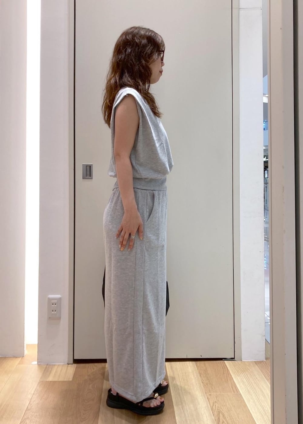 ブラック系のサンダル、グレー系のスカート、グレー系のTシャツ/カットソーを着用したレディースの夏コーディネートの4枚目の写真