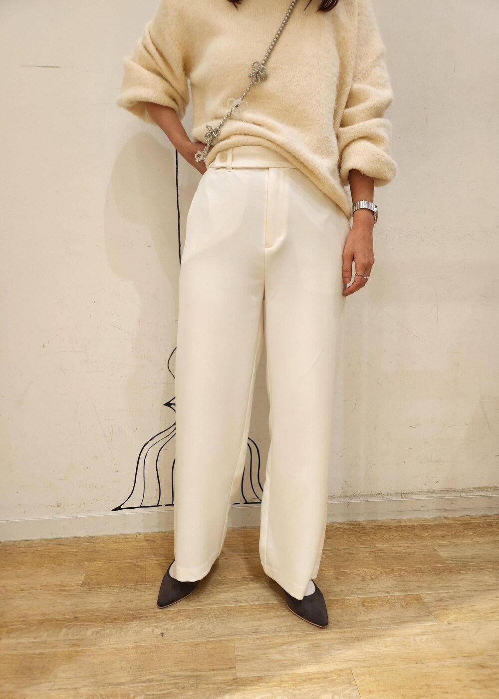 グレー系のパンプス、ホワイト系のニット/セーター、ホワイト系のその他パンツを着用したレディースの冬コーディネートの4枚目の写真