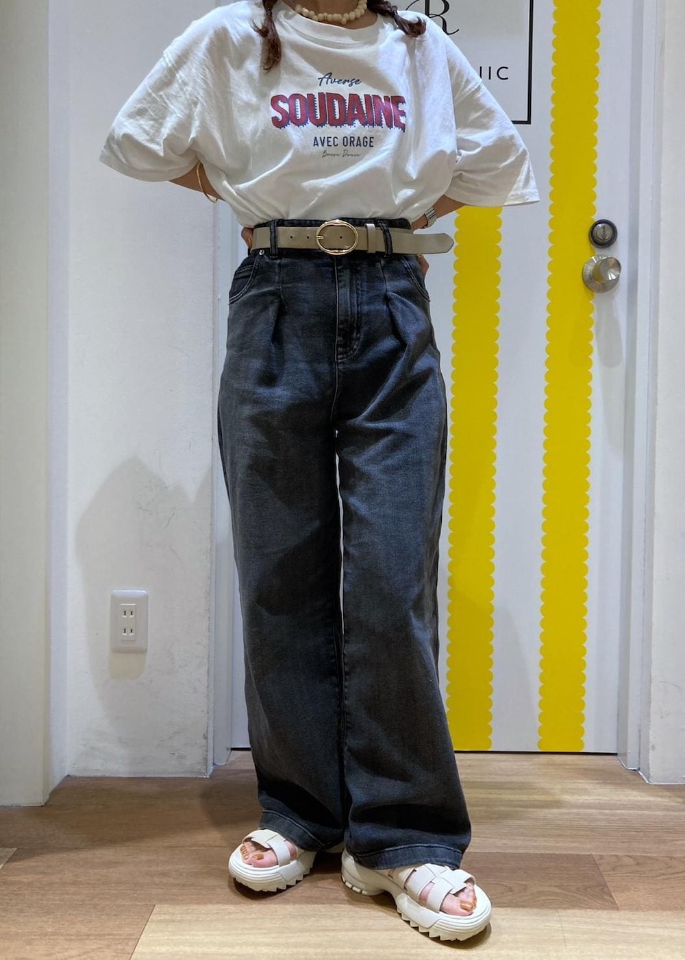 ホワイト系のサンダル、ゴールド系のショルダーバッグ、ブラック系のデニムパンツを着用したレディースの夏コーディネートの8枚目の写真