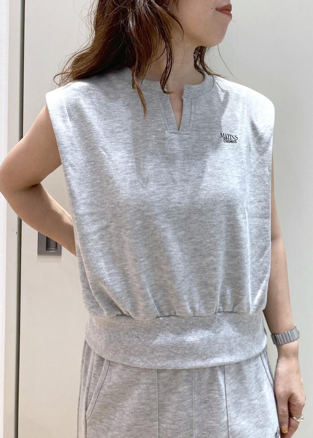 ブラック系のサンダル、グレー系のスカート、グレー系のTシャツ/カットソーを着用したレディースの夏コーディネートの5枚目の写真