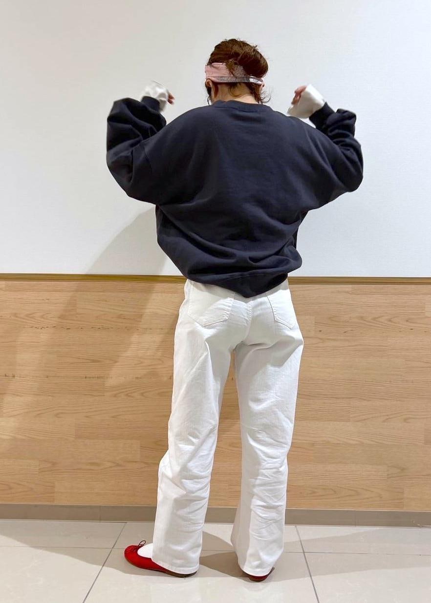 ブラック系のショルダーバッグ、ホワイト系のTシャツ/カットソー、グレー系のスウェットを着用したレディースの冬コーディネートの3枚目の写真