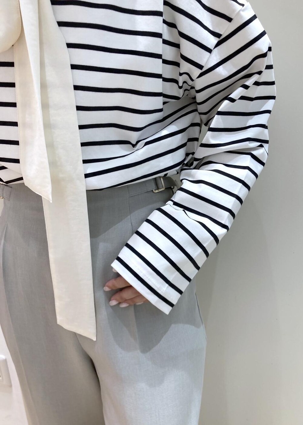 ブラック系のTシャツ/カットソー、ブラウン系のローファー、グリーン系のその他パンツを着用したレディースの冬コーディネートの7枚目の写真