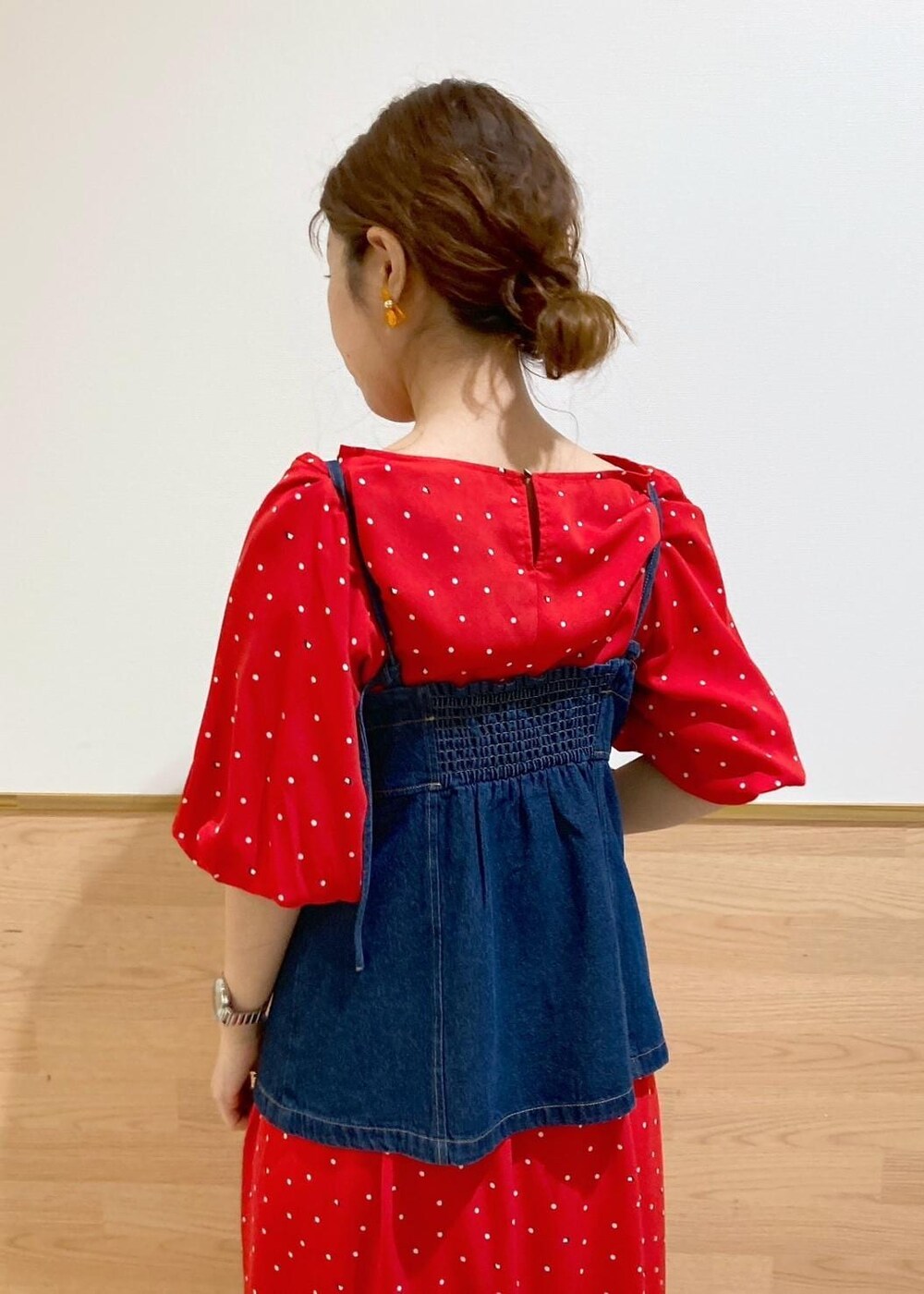 ブラック系のサンダル、シルバー系のショルダーバッグ、ブルー系のベストを着用したレディースの春コーディネートの4枚目の写真