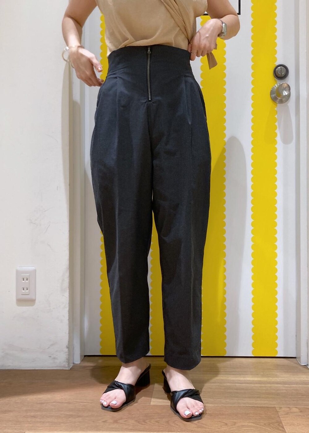 ブラック系のサンダル、ブラック系のショルダーバッグ、グレー系のその他パンツを着用したレディースの夏コーディネートの7枚目の写真