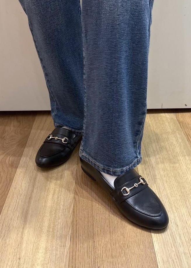 ブラック系のローファー、ホワイト系のカーディガン/ボレロ、ブルー系のシャツ/ブラウスを着用したレディースの冬コーディネートの7枚目の写真