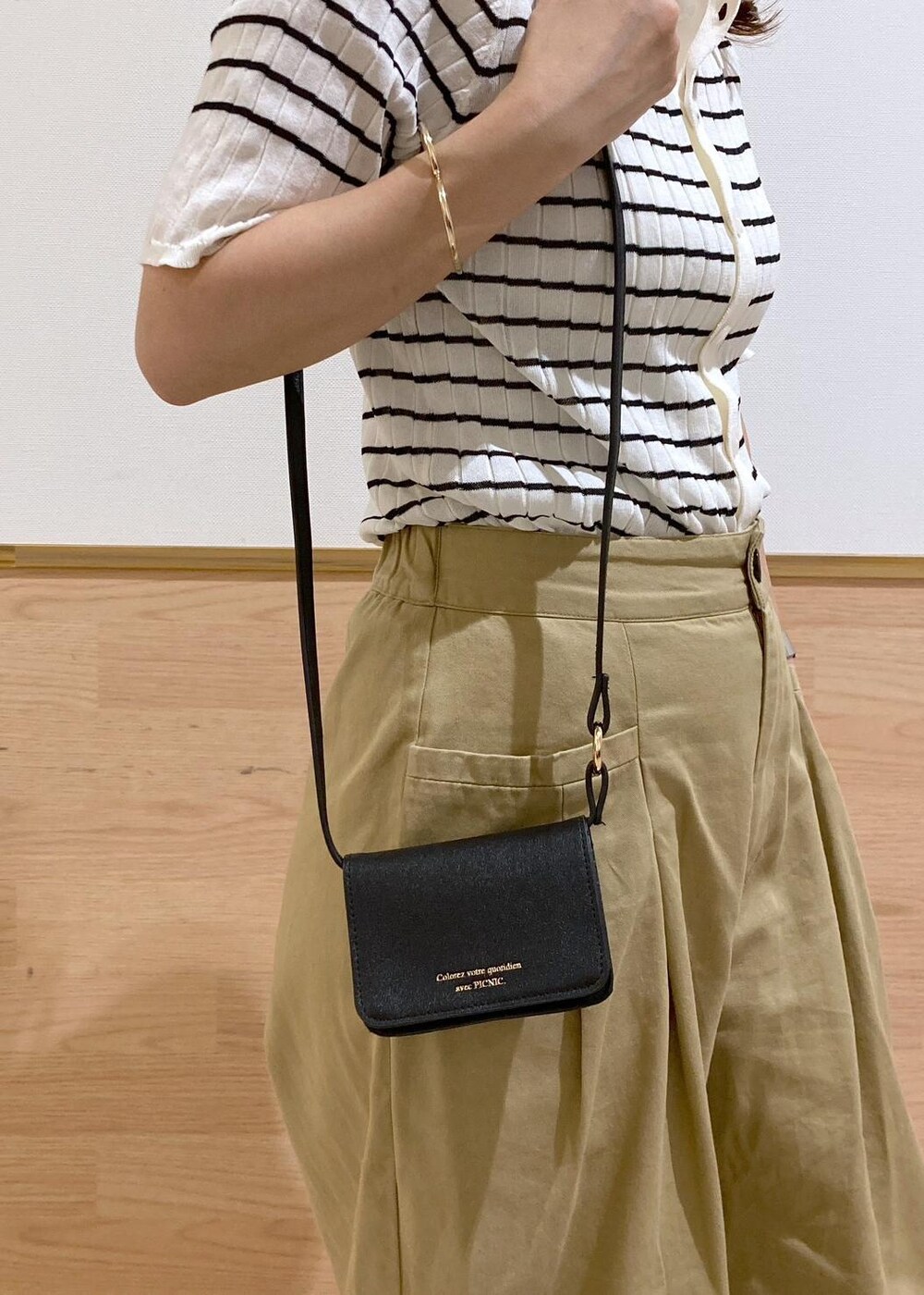 ブラック系のサンダル、イエロー系のその他パンツ、ブラック系のショルダーバッグを着用したレディースの夏コーディネートの8枚目の写真