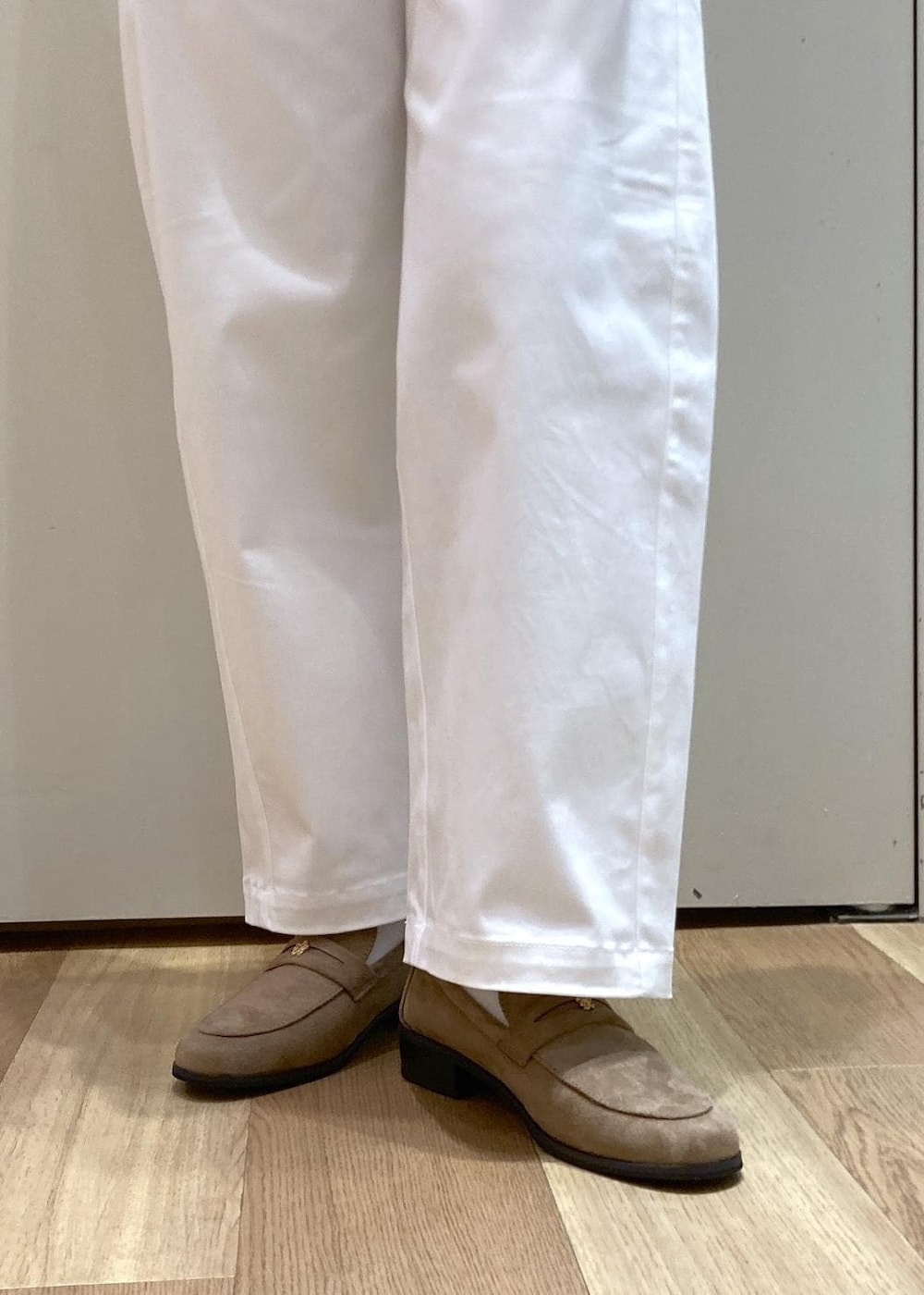 ベージュ系のトートバッグ、グリーン系のTシャツ/カットソー、ホワイト系のベストを着用したレディースの夏コーディネートの7枚目の写真