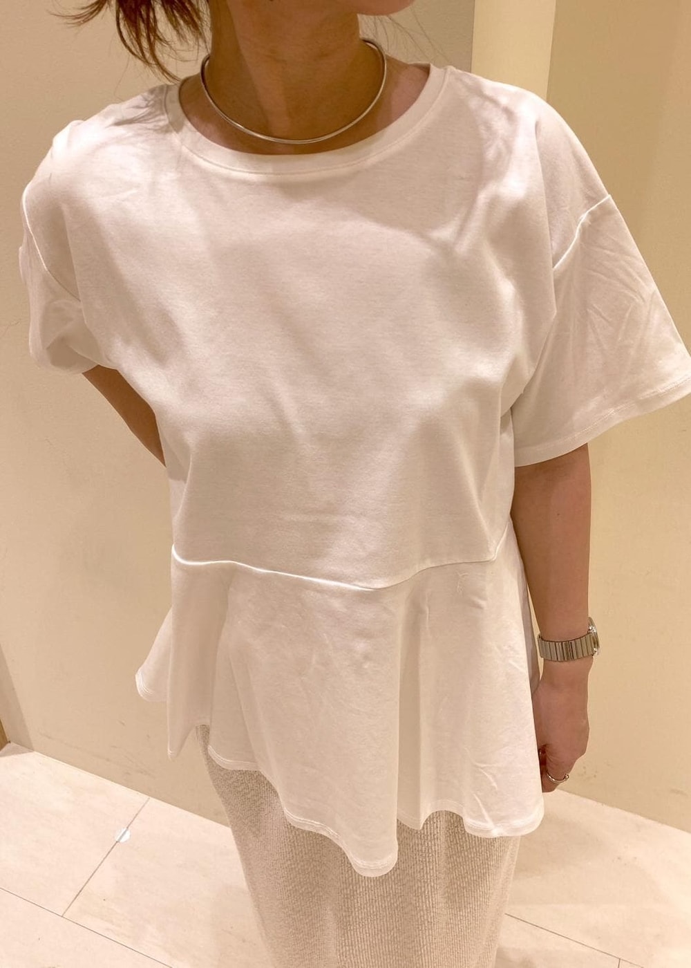 オレンジ系のシャツ/ブラウス、ベージュ系のショルダーバッグ、ホワイト系のTシャツ/カットソーを着用したレディースの春コーディネートの5枚目の写真