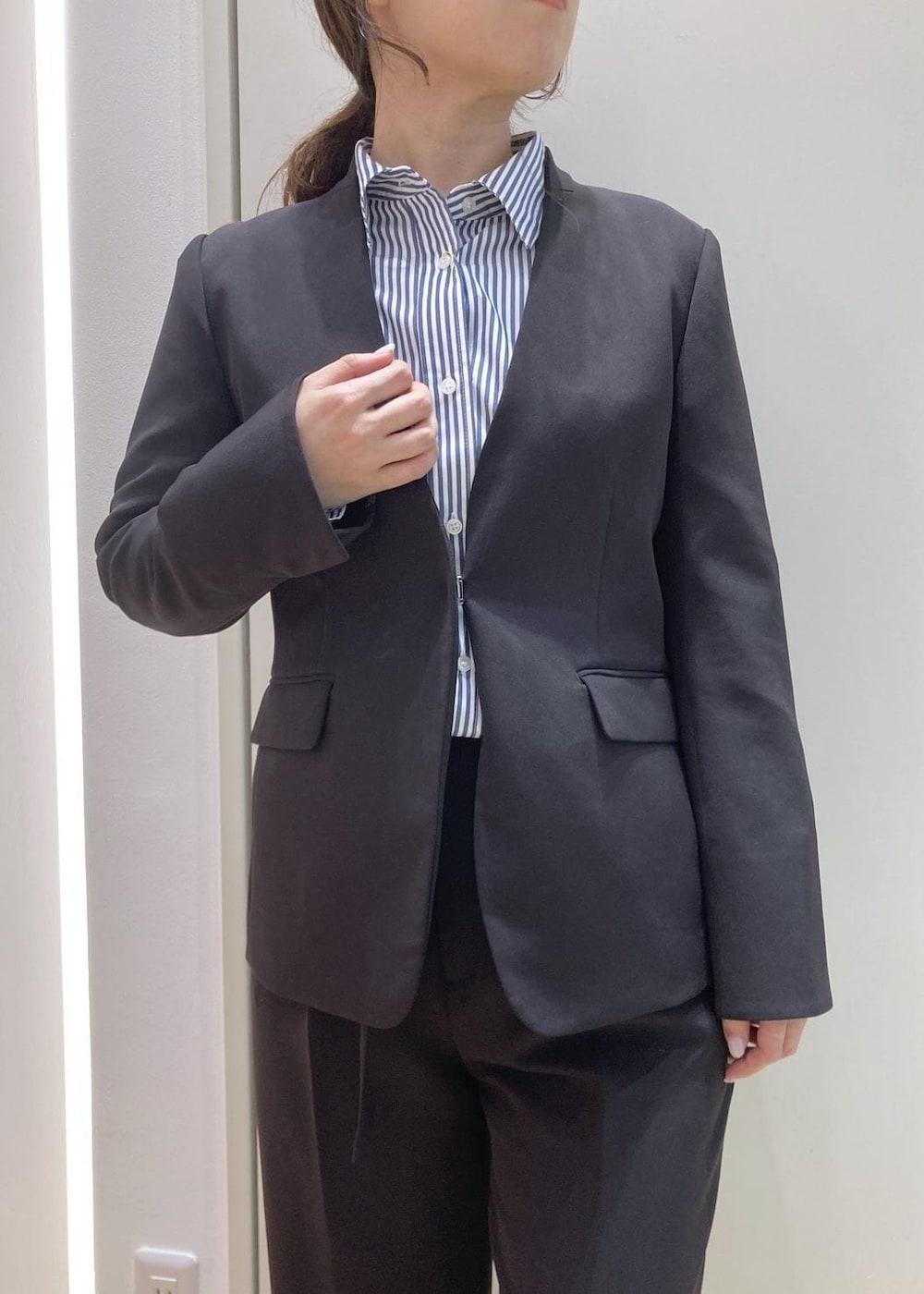 ブルー系のシャツ/ブラウス、ブラック系のショルダーバッグ、ブラック系のローファーを着用したレディースの冬コーディネートの3枚目の写真