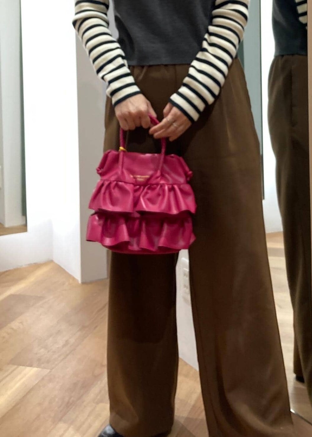 ブラック系のローファー、ベージュ系のその他アウター、ホワイト系のニット/セーターを着用したレディースの冬コーディネートの6枚目の写真