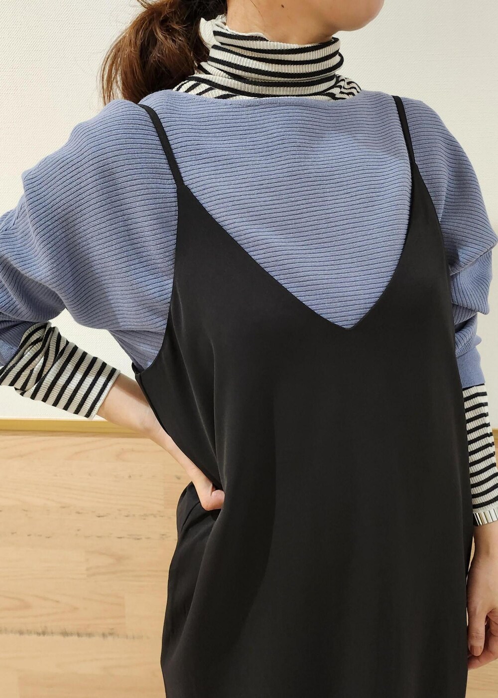 ホワイト系のTシャツ/カットソー、ブラック系のワンピース、ブルー系のニット/セーターを着用したレディースの秋コーディネートの3枚目の写真