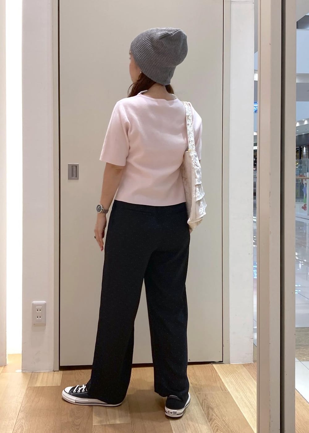ピンク系のニット/セーター、ブラック系のその他パンツ、ホワイト系のトートバッグを着用したレディースの夏コーディネートの3枚目の写真