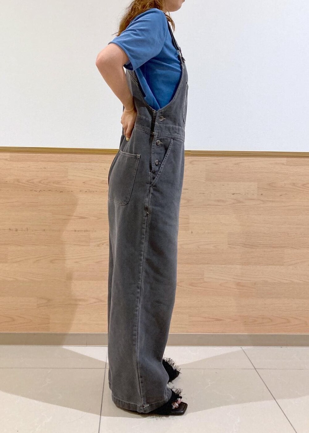 ブラック系のサンダル、ブラック系のサロペット/オーバーオール、ブルー系のTシャツ/カットソーを着用したレディースの夏コーディネートの7枚目の写真