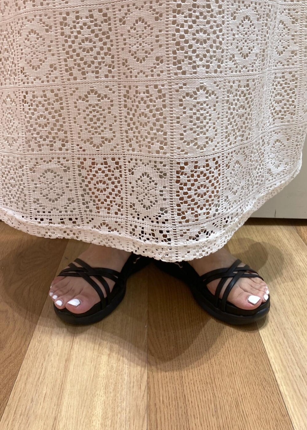 ブラック系のニット/セーター、ブラック系のトートバッグ、ブラック系のサンダルを着用したレディースの夏コーディネートの6枚目の写真