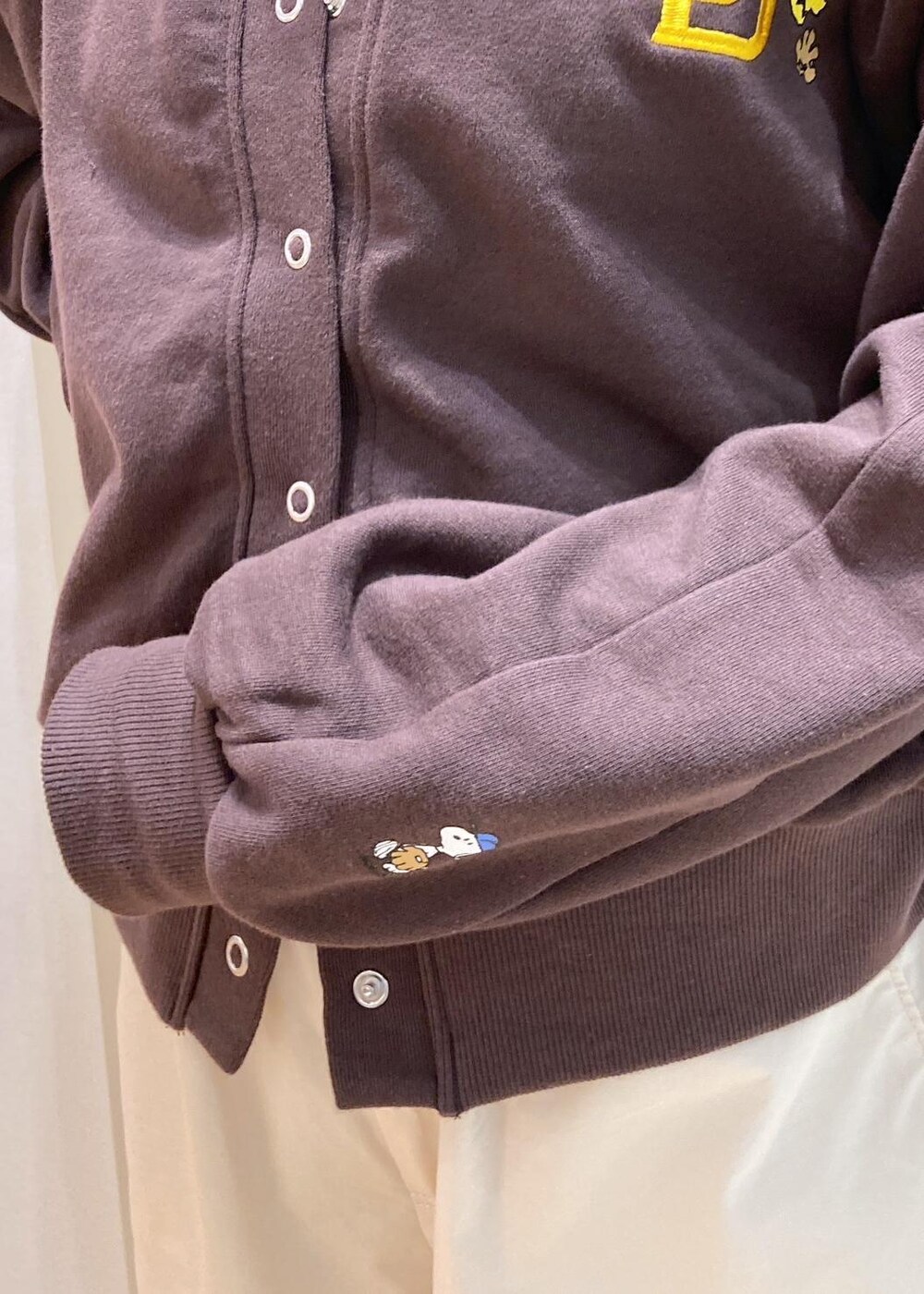 ブラック系のスニーカー、ホワイト系のその他パンツ、ブラウン系のカーディガン/ボレロを着用したレディースの秋コーディネートの5枚目の写真