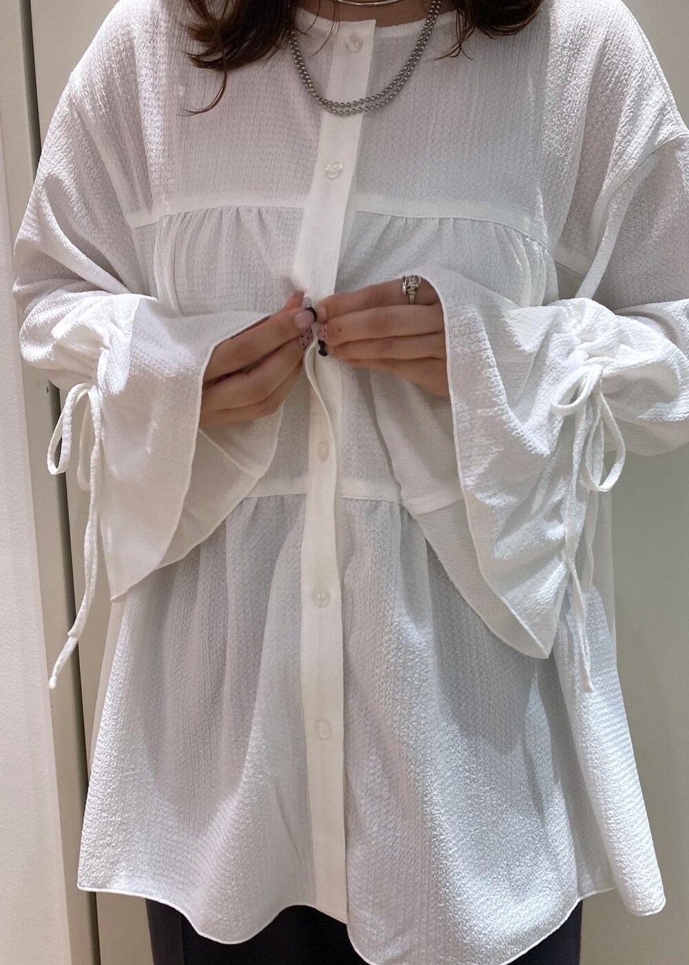 ブルー系のその他パンツ、ブラック系のサンダル、ホワイト系のシャツ/ブラウスを着用したレディースの夏コーディネートの5枚目の写真