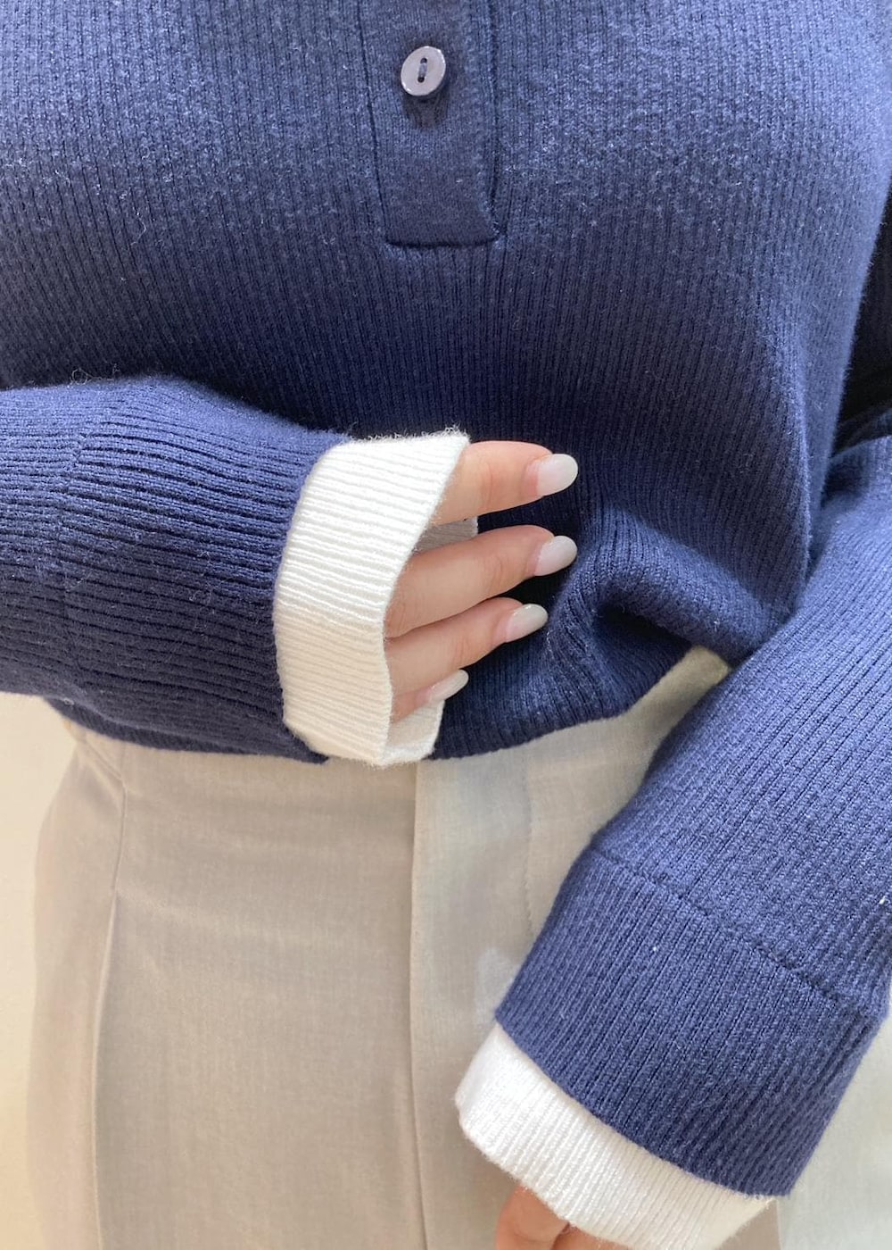 ブラック系のローファー、ブラック系のボストンバッグ、グリーン系のその他パンツを着用したレディースの冬コーディネートの7枚目の写真