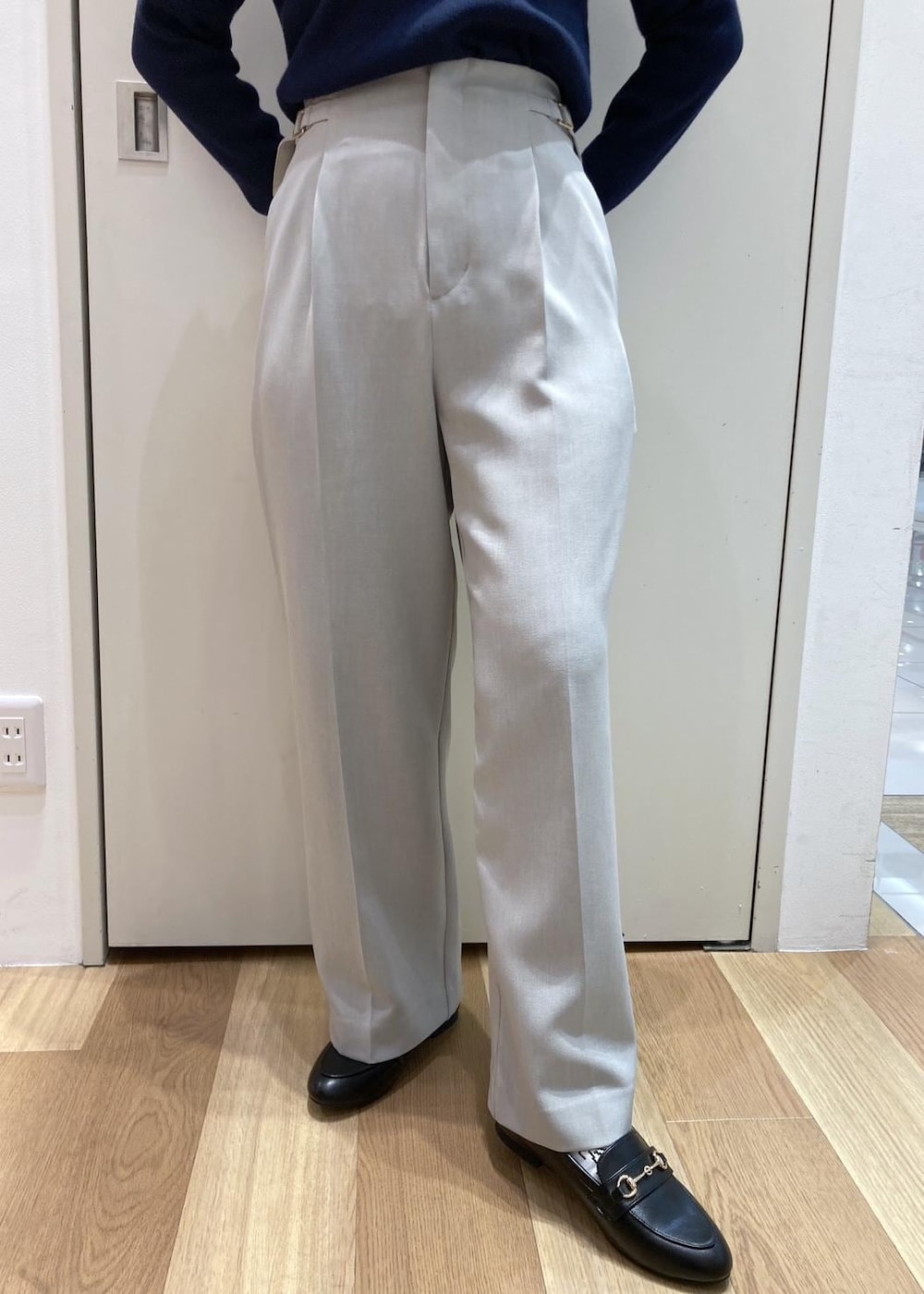 ブラック系のローファー、ブラック系のボストンバッグ、グリーン系のその他パンツを着用したレディースの冬コーディネートの4枚目の写真