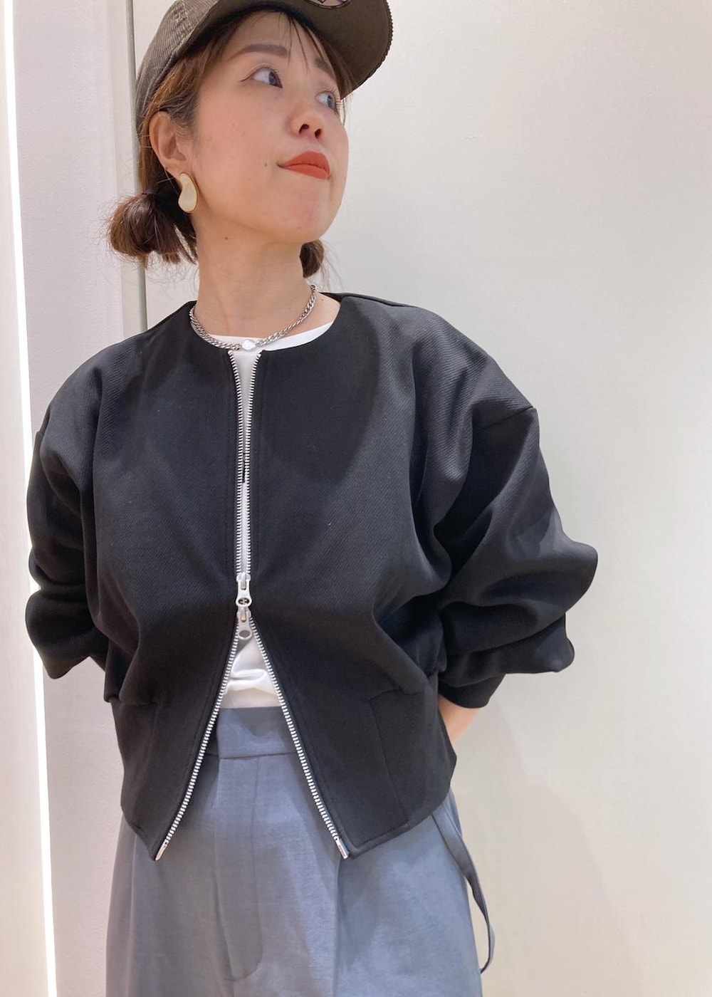 グレー系のその他パンツ、ブラック系のカーディガン/ボレロ、ベージュ系のショルダーバッグを着用したレディースの秋コーディネートの4枚目の写真