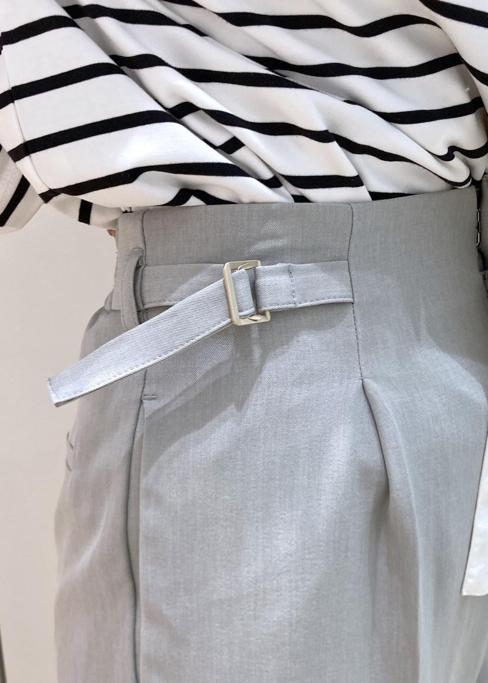 ブラック系のTシャツ/カットソー、ブラウン系のローファー、グリーン系のその他パンツを着用したレディースの冬コーディネートの5枚目の写真