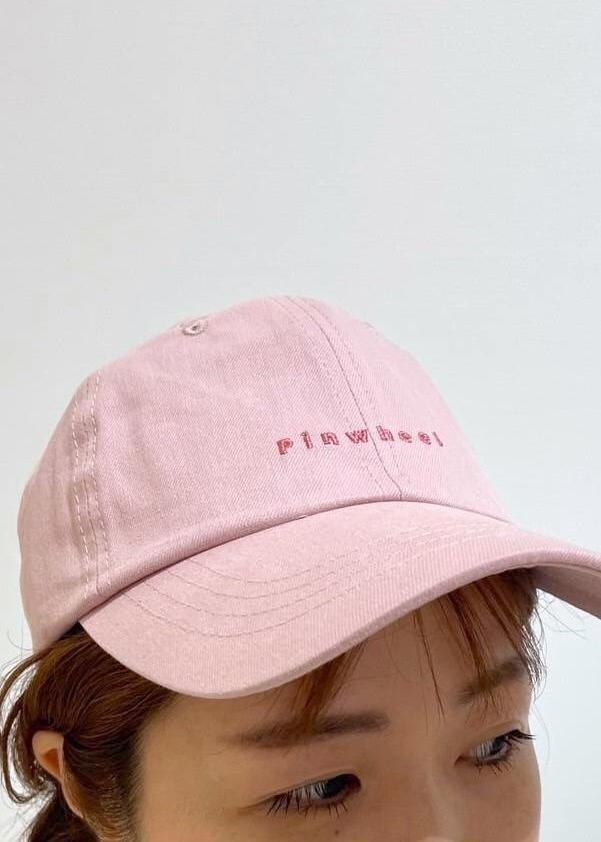 ホワイト系のサンダル、ブルー系のデニムスカート、ホワイト系のTシャツ/カットソーを着用したレディースの夏コーディネートの9枚目の写真