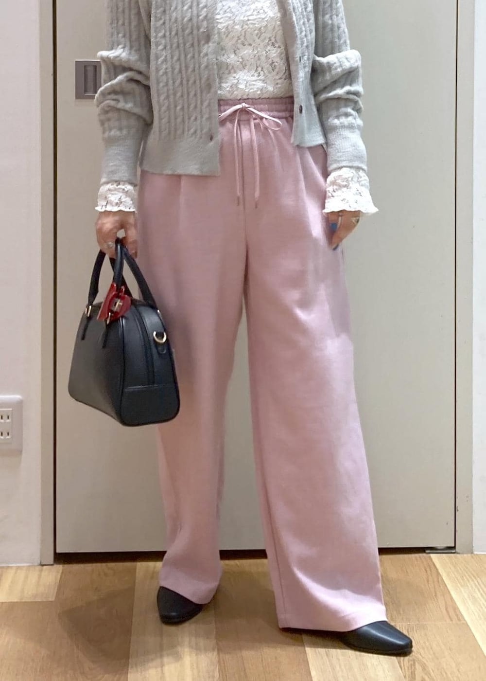 ピンク系のその他パンツ、グレー系のカーディガン/ボレロ、ブラック系のブーツを着用したレディースの秋コーディネートの5枚目の写真