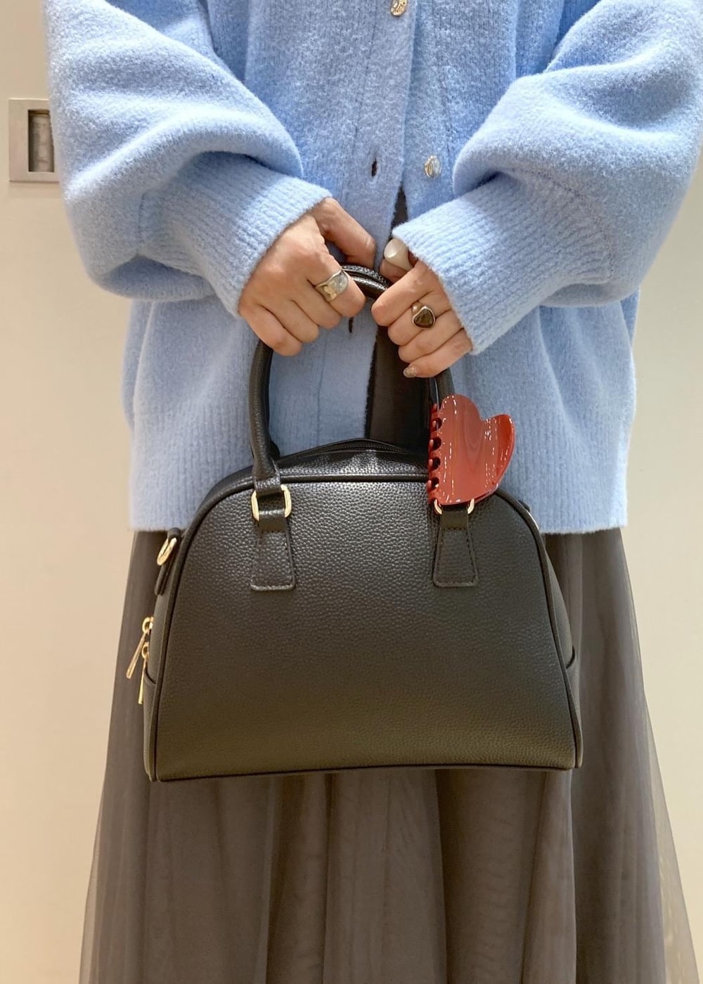ブルー系のカーディガン/ボレロ、グレー系のスカート、ホワイト系のシャツ/ブラウスを着用したレディースの秋コーディネートの7枚目の写真